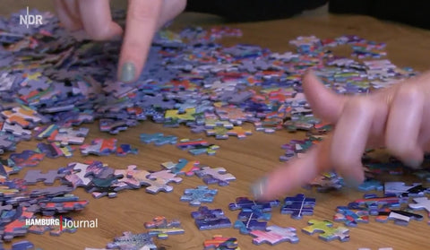 Puzzelnde Hände