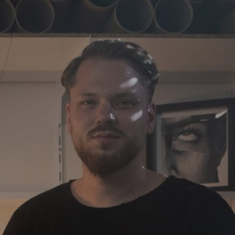 1.000 Teile Kunstpuzzle + Kunstdruck: Rebel – Jimi Cakmak